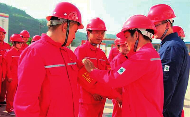陕西志丹采油厂举行"青年安全生产示范岗"授旗仪式